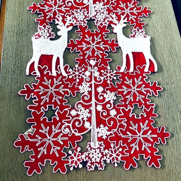 Christmas Reindeer Cutout Snowflakes Table Runner Mat Centerpiece - Picture 1 of 4